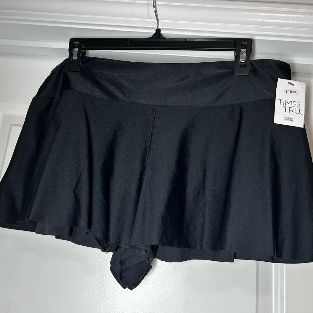 Time and Tru NWT Black Skort